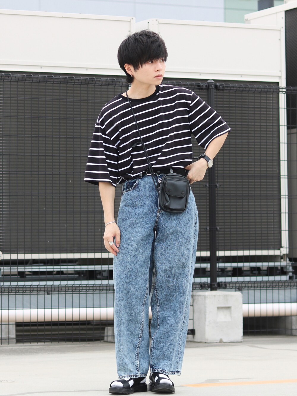 ブルー系のデニムパンツ、ホワイト系のTシャツ/カットソー、ブラック系のサンダルを着用したメンズの夏コーディネートの1枚目の写真