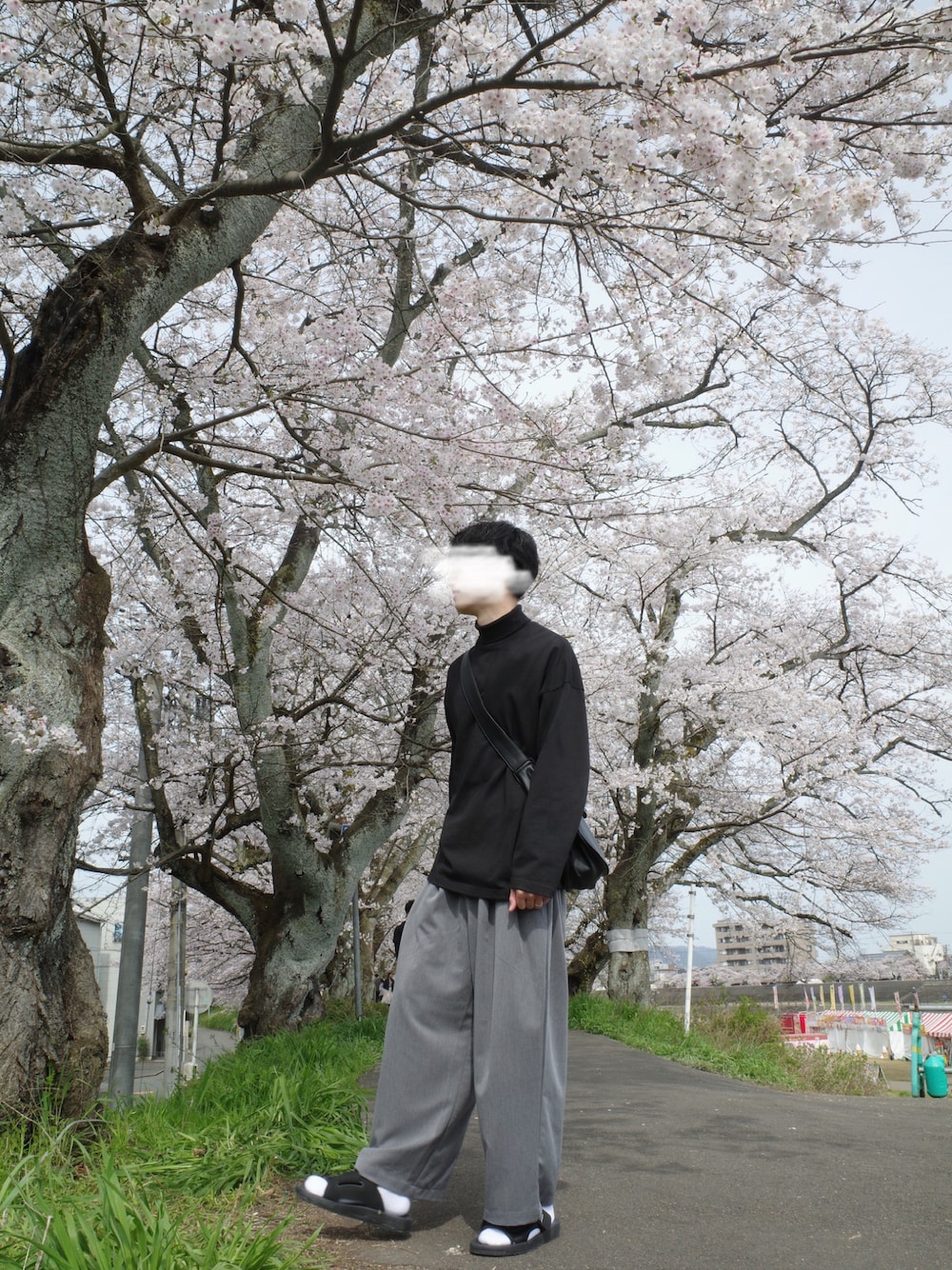 「春コーデ、春、お花見、お花見コーデ、モノトーン、モノトーンコーデ、モノクロ、シンプルコーデ、シンプル、きれいめカジュアル、タートルネック、ワイドパンツ」｜「remerのloose basic turtle neck Tee / ルーズベーシックタートルネックTee（Tシャツ/カットソー、ブラック系）」を使った、ISMさん（メンズ・178cm）の春コーディネートの1枚目の写真