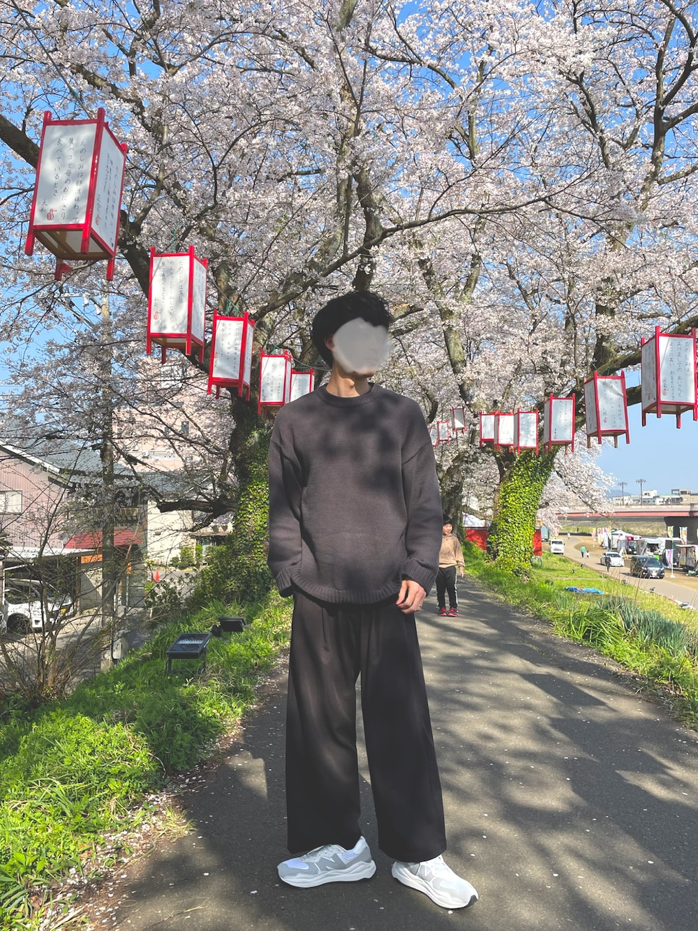 「お花見、シンプルコーデ、シンプル、大人カジュアル、ワントーンコーデ、ブラック、チャコールグレー、春コーデ」｜「remerのloose basic heavy cotton over knit / ルーズベーシックヘビーコットンオーバーニット（ニット/セーター、グレー系）」を使った、ISMさん（メンズ・178cm）の春コーディネートの1枚目の写真