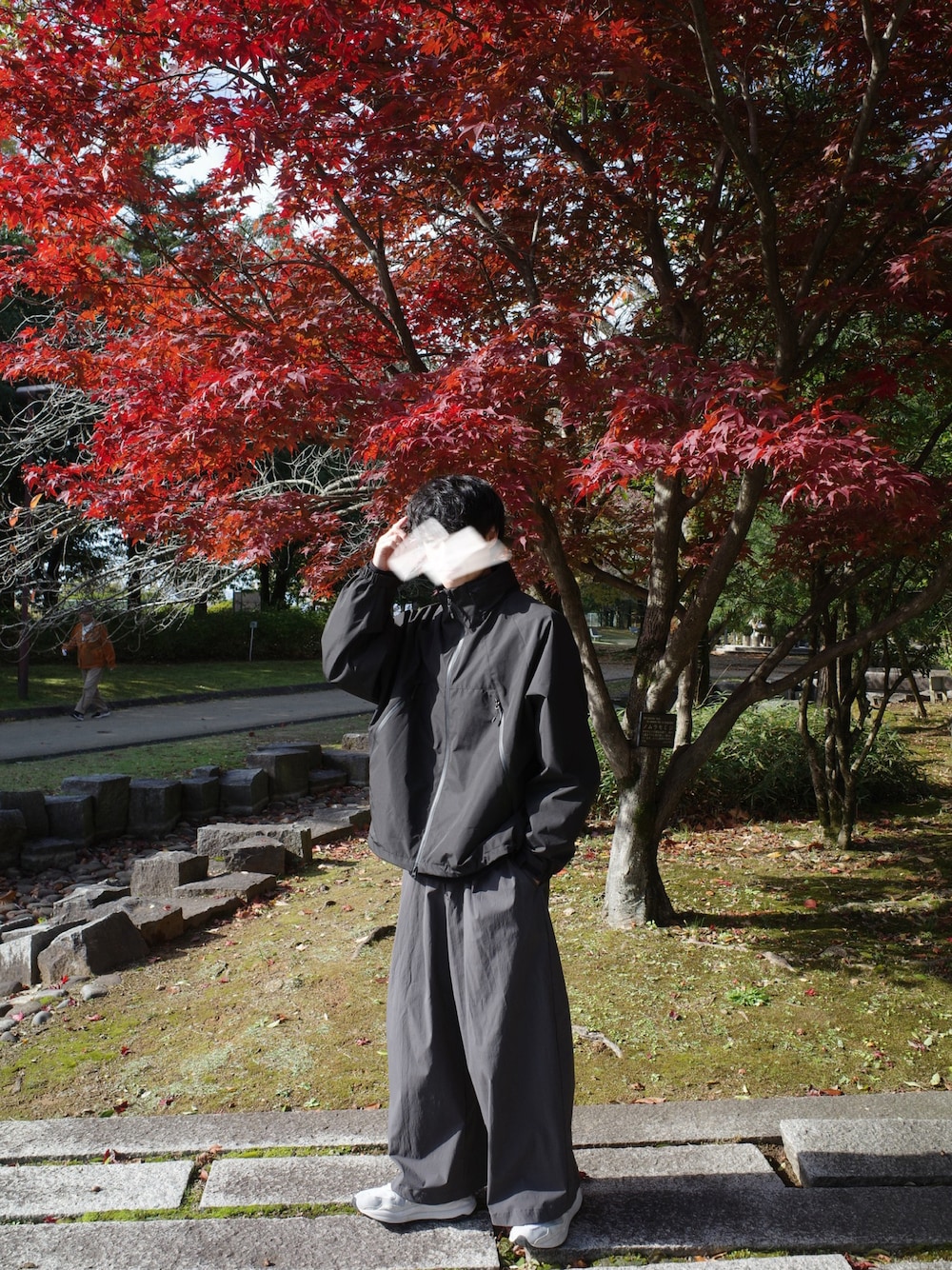「秋コーデ、紅葉、デートコーデ、ブラック、ブラックコーデ、白スニーカー、モノトーン、モノトーンコーデ、大人カジュアル」｜「WYM LIDNMの2 LAYER SOFT SHELL TECH BLOUSON（ブルゾン、ブラック系）」を使った、ISMさん（メンズ・178cm）の秋コーディネートの1枚目の写真