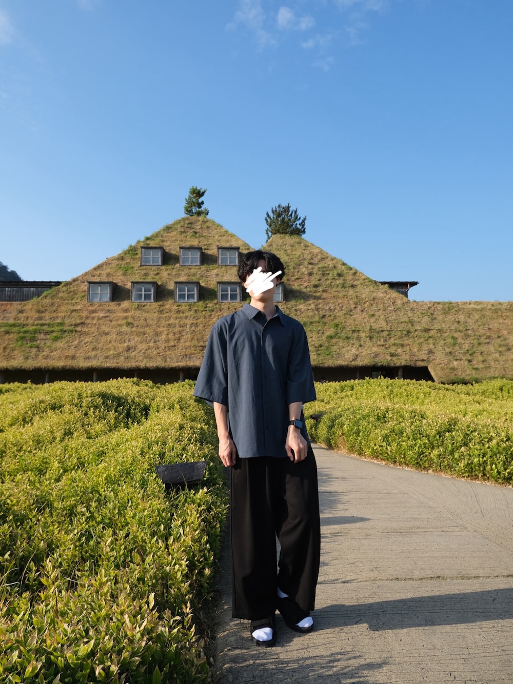 「シンプルスタイル、お出かけコーデ、ワイドパンツ、夏コーデ、オトナカジュアル、シンプルコーデ、白ソックス、シャツスタイル」｜「remerのloose synthetic linen over shirt / ルーズシンセティックリネンオーバーシャツ（シャツ/ブラウス、ブルー系）」を使った、ISMさん（メンズ・178cm）の冬コーディネートの1枚目の写真