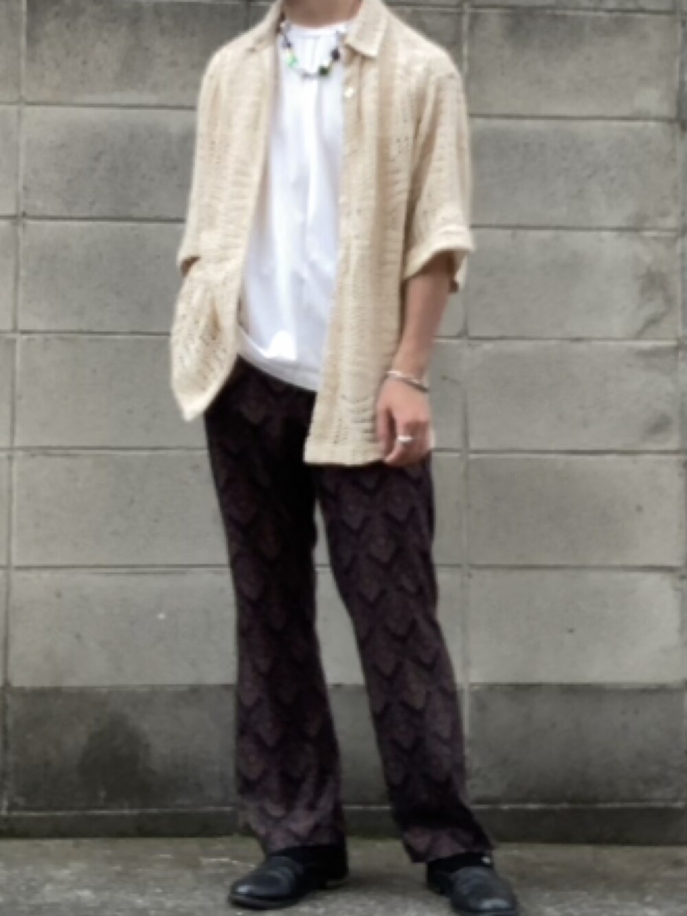 ブラウン系のその他パンツ、ブラック系のドレスシューズ、ホワイト系のシャツ/ブラウスを着用したメンズの秋コーディネートの1枚目の写真
