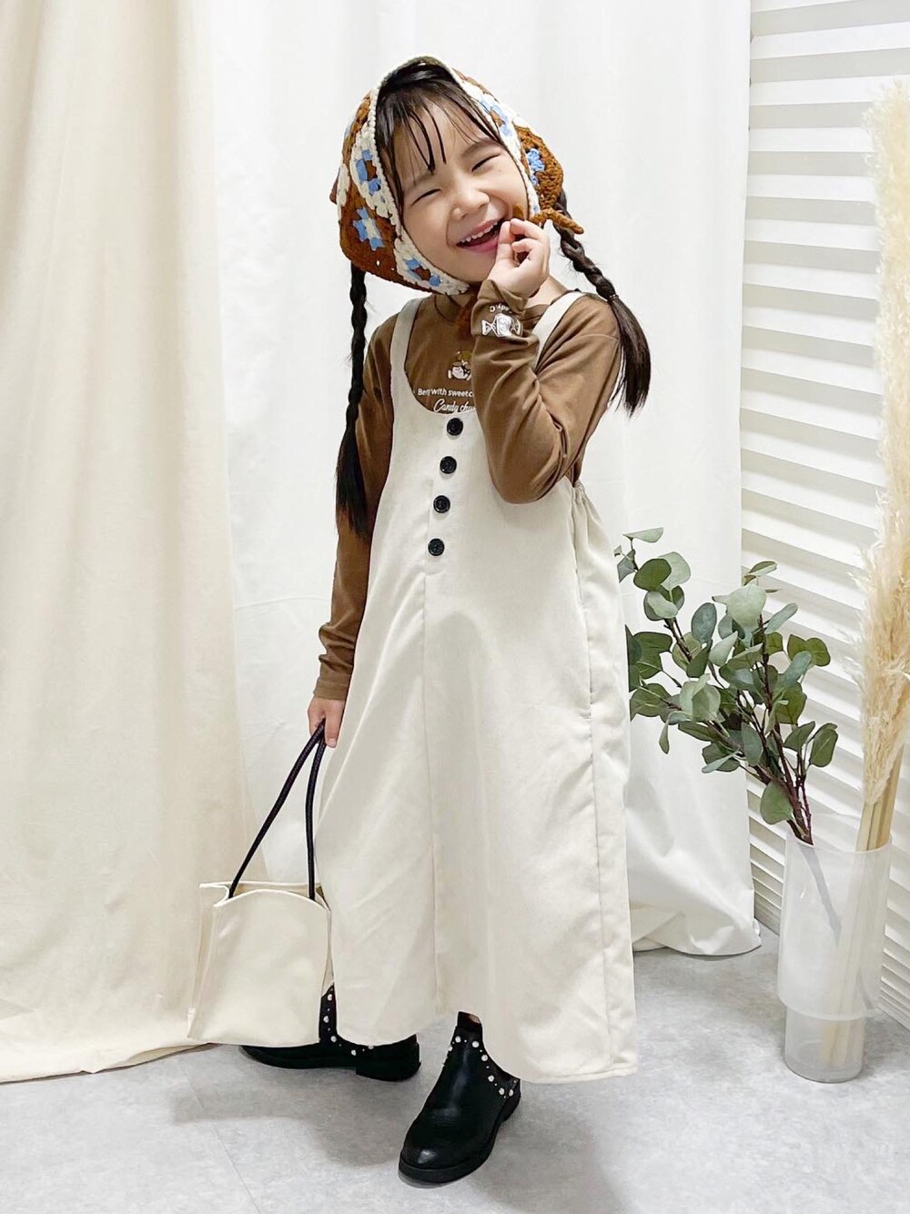 「casselini、プチプラ、casselinikids、しまむら、シンプルコーデ、candychuu、maisonvert、クロシェ、三角巾、淡色コーデ、ジャンパースカート、秋冬コーデ、カジュアルコーデ、ヘアバンド、レイヤードスタイル」｜「しまむらのアイテム（ジャンパースカート、ホワイト系）」を使った、KAEDE🍁さん（キッズ・100cm）の秋コーディネートの1枚目の写真