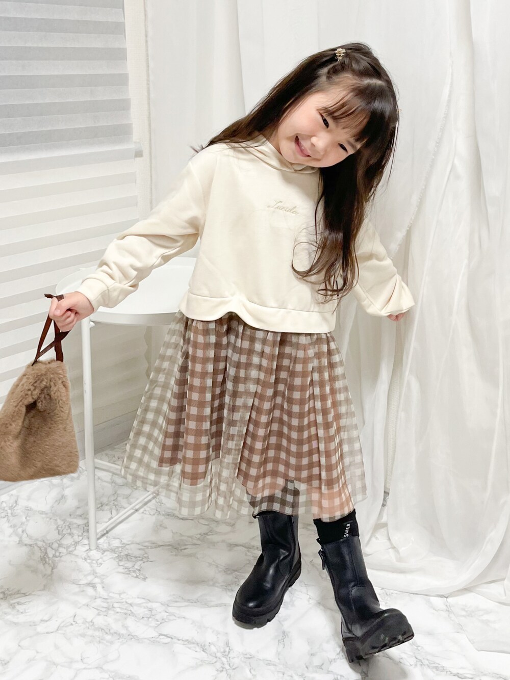 「クリスマスに着たい服、しまむら、しまむらコーデ、しまむらコーデ部、クリスマス、チェック柄に恋してる、冬コーデ、チュールスカート、ドッキングワンピ、レイヤードスタイル、ファーバッグ、プチプラ、ブーツ、休日スタイル、しまむら×ANSERI」｜「しまむらのアイテム（ワンピース/ドレス、ホワイト系）」を使った、KAEDE🍁さん（キッズ・100cm）の冬コーディネートの1枚目の写真