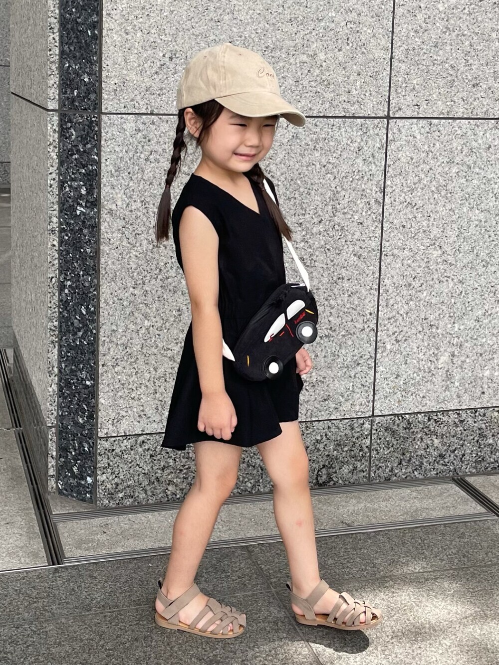 「オールインワン、ブラック、ミニバッグ、キャップ、Branshes、西松屋、ノースリーブ、シンプルコーデ、ショートパンツ、カジュアルコーデ、きれいめカジュアル、カジュアル、ポシェット、キュロット、赤ちゃん本舗」｜「BRANSHESの【限定】オールインワン（サロペット/オーバーオール、ブラック系）」を使った、KAEDE🍁さん（キッズ・100cm）の夏コーディネートの1枚目の写真