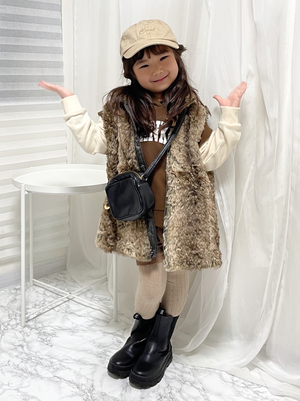 「休日スタイル、しまむら、ファー小物、ベスト、しまむらコーデ、ブーツ、パーカー、レイヤードスタイル、ロゴスウェット、冬コーデ、私の推しブランド、プチプラ、スカート、あったかコーデ、しまむら×ANSERI」｜「西松屋のアイテム（キャップ、ベージュ系）」を使った、KAEDE🍁さん（キッズ・100cm）の冬コーディネートの1枚目の写真