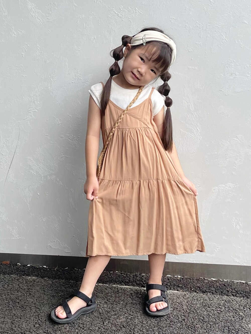 「休日スタイル、ワンマイルウェア、キャミワンピ、サンダル、しまむら、プチプラ、スポーツサンダル、ベージュ、ノースリーブ、カジュアルコーデ、かごバッグ、ヘアバンド、西松屋、夏だ！Tシャツ着よう！、しまむら×ANSERI」｜「しまむらANSERIのアイテム（ワンピース、ベージュ系）」を使った、KAEDE🍁さん（キッズ・100cm）の夏コーディネートの1枚目の写真