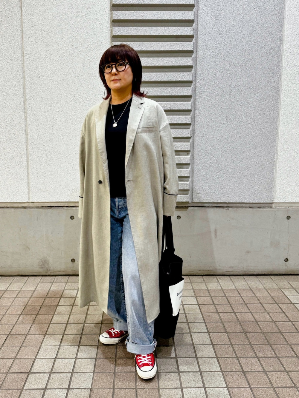 「大人カジュアル、オトナカジュアル、オトナ女子、カジュアル、春コーデ、春アウター、休日スタイル、休日コーデ、低身長、デニムパンツ、メガネ女子、トートバッグ、スニーカー」｜「無印良品の婦人　天竺編みクルーネック半袖Ｔシャツ（Tシャツ/カットソー、ブラック系）」を使った、Naoさん（レディース・155cm）の春コーディネートの1枚目の写真