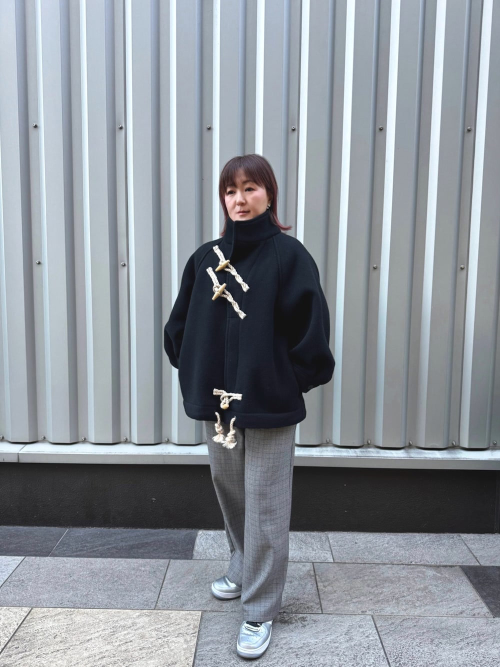 「大人カジュアル、オトナ女子、40代ファッション、50代ファッション、低身長、休日スタイル、休日コーデ、冬コーデ、ワントーンコーデ、ダッフルコート、NIKE AIR FORCE、ニット、スニーカー、冬アウター、ショルダーバッグ」｜「HYKEのアイテム（ダッフルコート、ブラック系）」を使った、Naoさん（レディース・155cm）の冬コーディネートの1枚目の写真