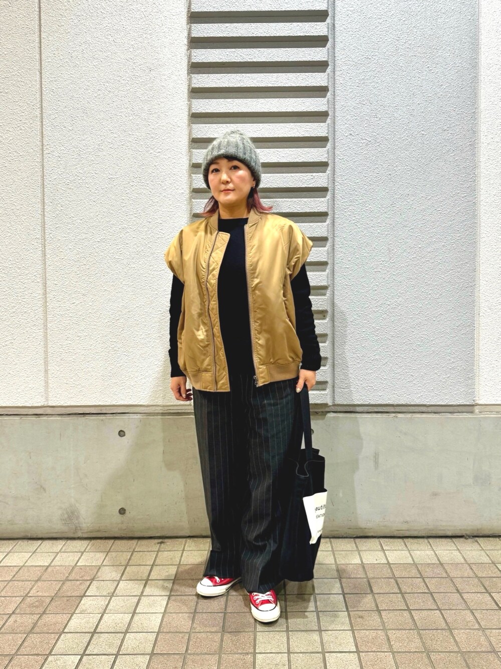 「大人カジュアル、カジュアルコーデ、40代ファッション、50代ファッション、オトナ女子、低身長、休日スタイル、休日コーデ、冬コーデ、ニット帽、ニット、スニーカー、トートバッグ」｜「HYKEのアイテム（ニット/セーター、ブラック系）」を使った、Naoさん（レディース・155cm）の冬コーディネートの1枚目の写真