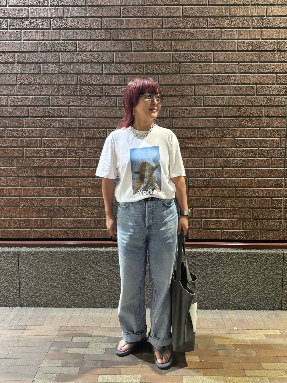 「オトナカジュアル、大人カジュアル、オトナ女子、50代ファッション、休日スタイル、休日コーデ、Tシャツ、夏だ！Tシャツ着よう！、Tシャツ×デニム、デニム、サンダル、夏コーデ、タックイン、スターウォーズ、サングラス」｜「JOURNAL STANDARDの《追加》STAR WARS / スターウォーズ PRINT TEE（Tシャツ/カットソー、ホワイト系）」を使った、Naoさん（レディース・155cm）の夏コーディネートの1枚目の写真
