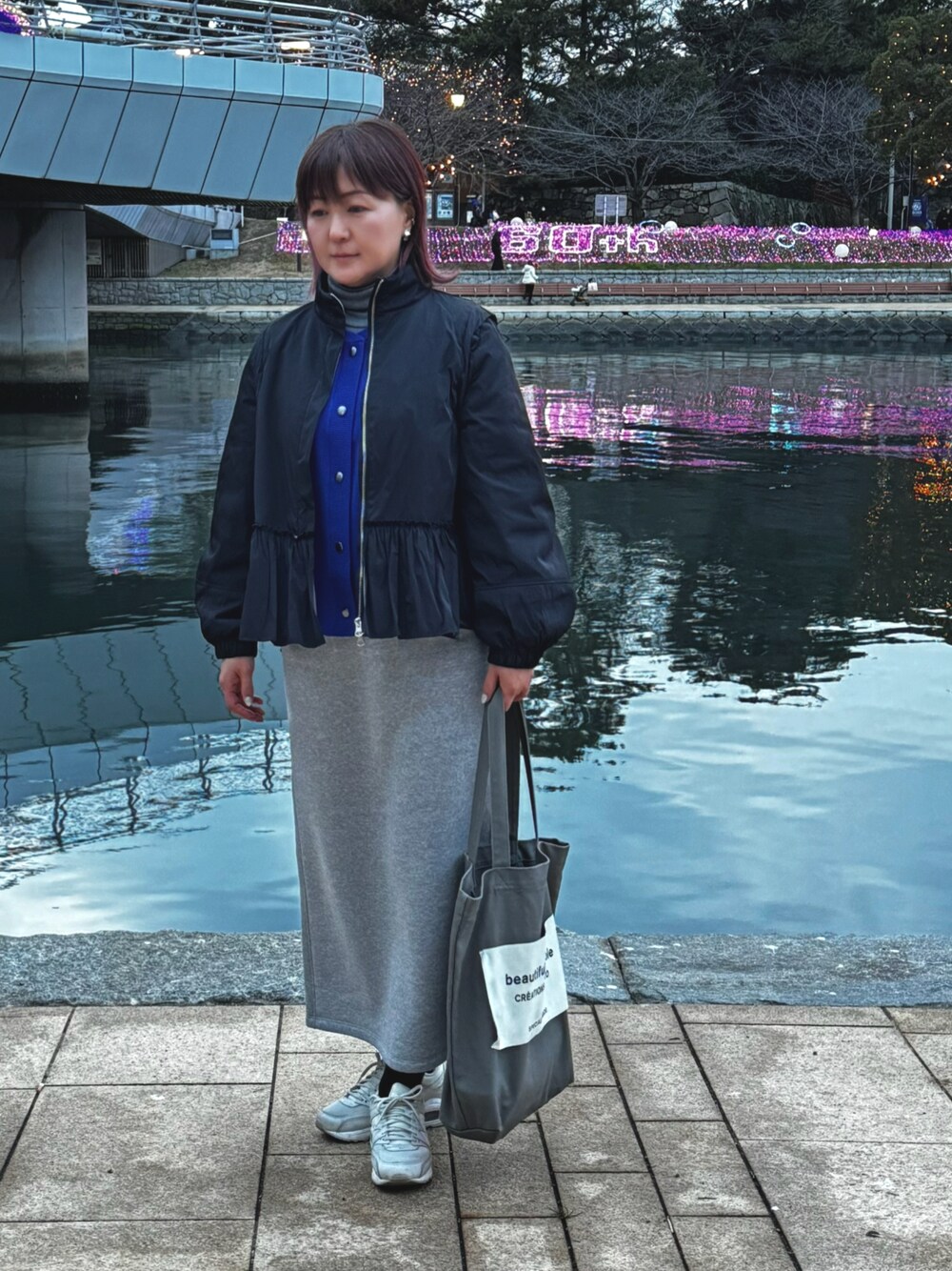 「大人カジュアル、オトナ女子、40代ファッション、休日スタイル、休日コーデ、冬コーデ、スウェットスカート、ブルゾン、カーディガン、NIKE AIR MAX、トートバッグ」｜「GUのアイテム（スカート、グレー系）」を使った、Naoさん（レディース・155cm）の冬コーディネートの1枚目の写真