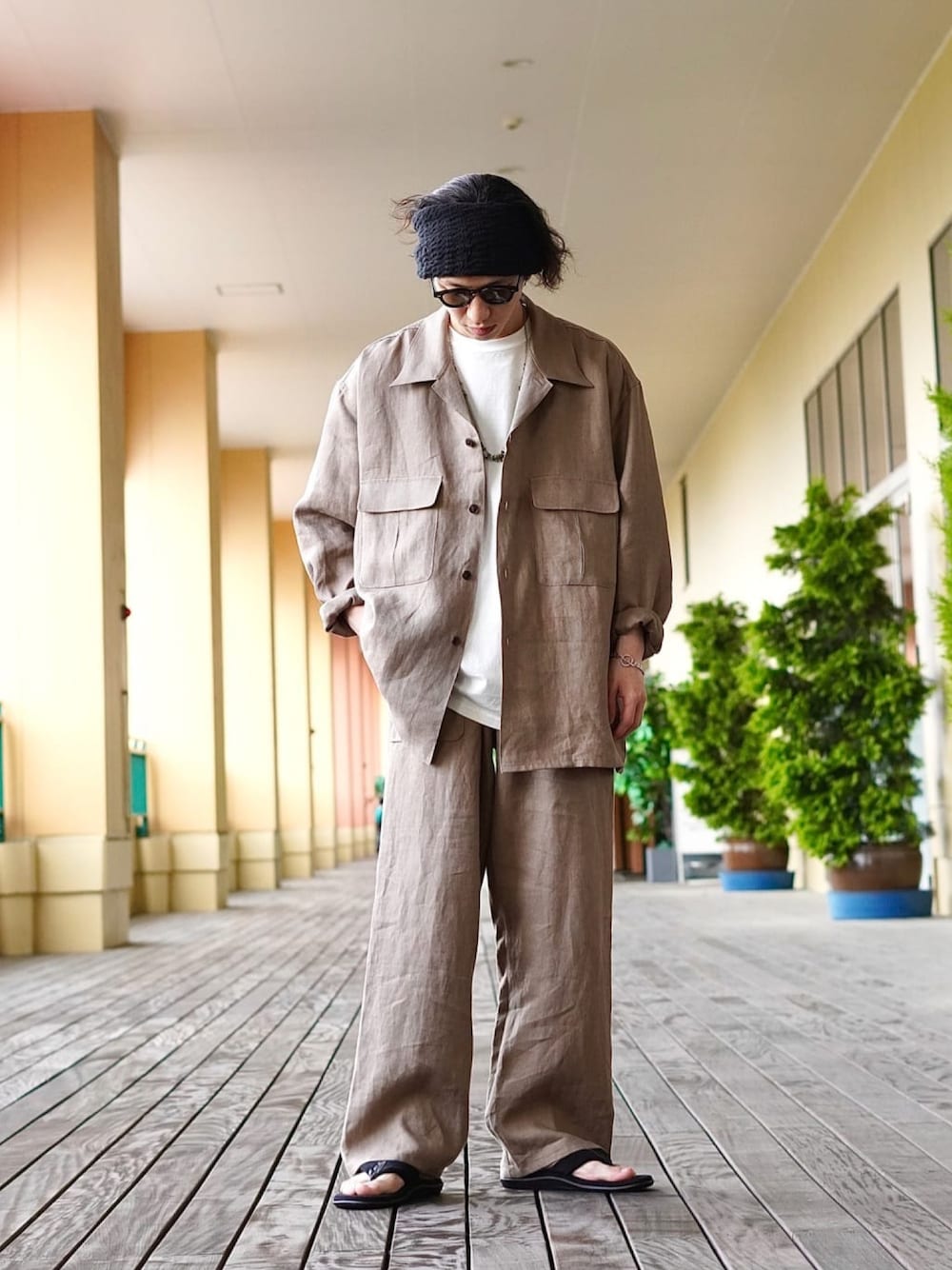 「セットアップ、REMI RELIEF、CA4LA、オーバーサイズ、レミレリーフ、白Tシャツ、レザーサンダル、韓国ファッション、JULIUS TART OPTICAL、REMI RELIEF NAVY LABEL」｜「CA4LAのアイテム（ヘアバンド、ブラック系）」を使った、ARKnets STAFFさん（メンズ・168cm）の春コーディネートの1枚目の写真