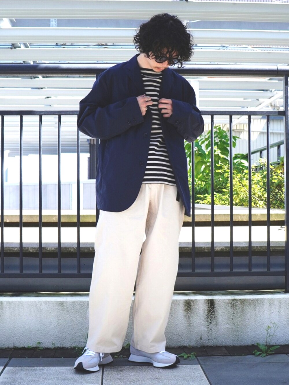 「ジャケット、New Balance、秋のコーデ、gold、アクセサリー、ワイドパンツ、GRAMICCI、TAKAHIROMIYASHITATheSoloIst.、LAVER、JULIUS TART OPTICAL」｜「GOLDのSTRETCH WEATHER CLOTH TAILORED JACKET（テーラードジャケット、ブルー系）」を使った、ARKnets STAFFさん（メンズ・171cm）の秋コーディネートの1枚目の写真