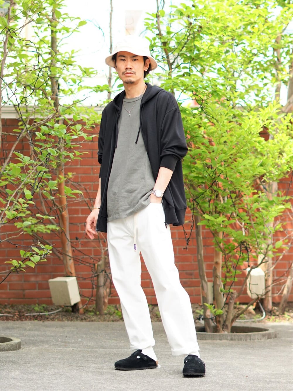「REMI RELIEF、パーカー、orslow、ホワイトデニム、THE NORTH FACE PURPLE LABEL、icebreaker、REMI RELIEF NAVY LABEL」｜「REMI RELIEF NAVY LABELの16天竺TEE (無地)（Tシャツ/カットソー、グレー系）」を使った、ARKnets STAFFさん（メンズ・175cm）の春コーディネートの1枚目の写真