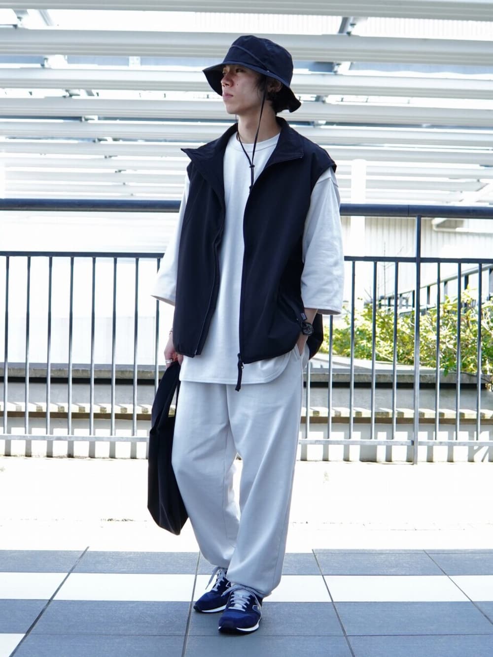 「カジュアルコーデ、休日スタイル、休日コーデ、着回しコーデ、スニーカーコーデ、ニューバランス、New Balance、ベスト、abugarcia、marka、スウェット、スウェットパンツ、PORT BY ARK」｜「PORT BY ARKのアイテム（ハット、ブラック系）」を使った、ARKnets STAFFさん（メンズ・174cm）の春コーディネートの1枚目の写真