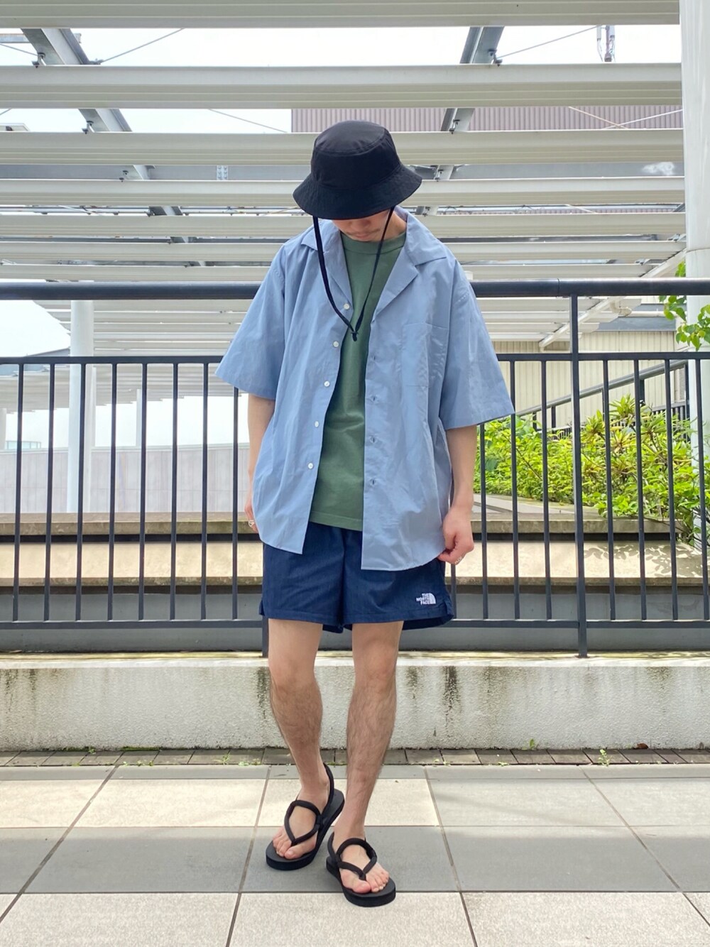ブルー系のその他パンツ、ブルー系のシャツ/ブラウスを着用したメンズの春コーディネートの1枚目の写真