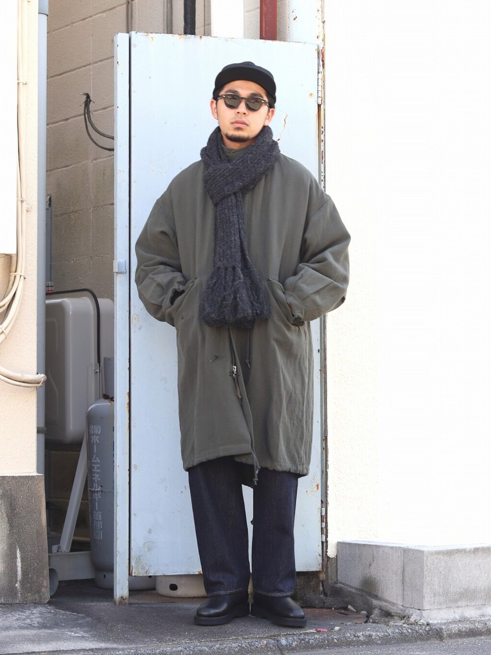 「マフラー、モッズコート、ロングコート、marka、デニムパンツ、サングラス、秋冬コーデ、シンプルスタイル」｜「markaのmarka / マーカ：MODS PARKA - wool×linen backsatin -：M22C-10CO01C[COR]（モッズコート、グリーン系）」を使った、ARKnets STAFFさん（メンズ・173cm）の冬コーディネートの1枚目の写真