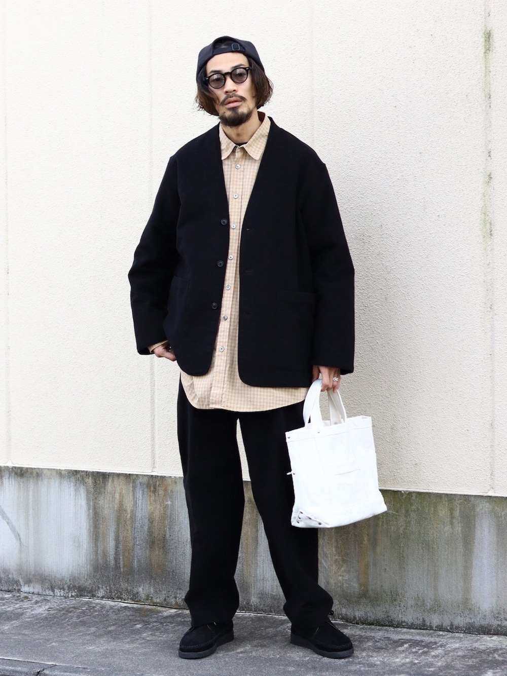 ブラック系のノーカラージャケット、ベージュ系のシャツ/ブラウス、ブラック系のスラックスを着用したメンズの冬コーディネートの1枚目の写真