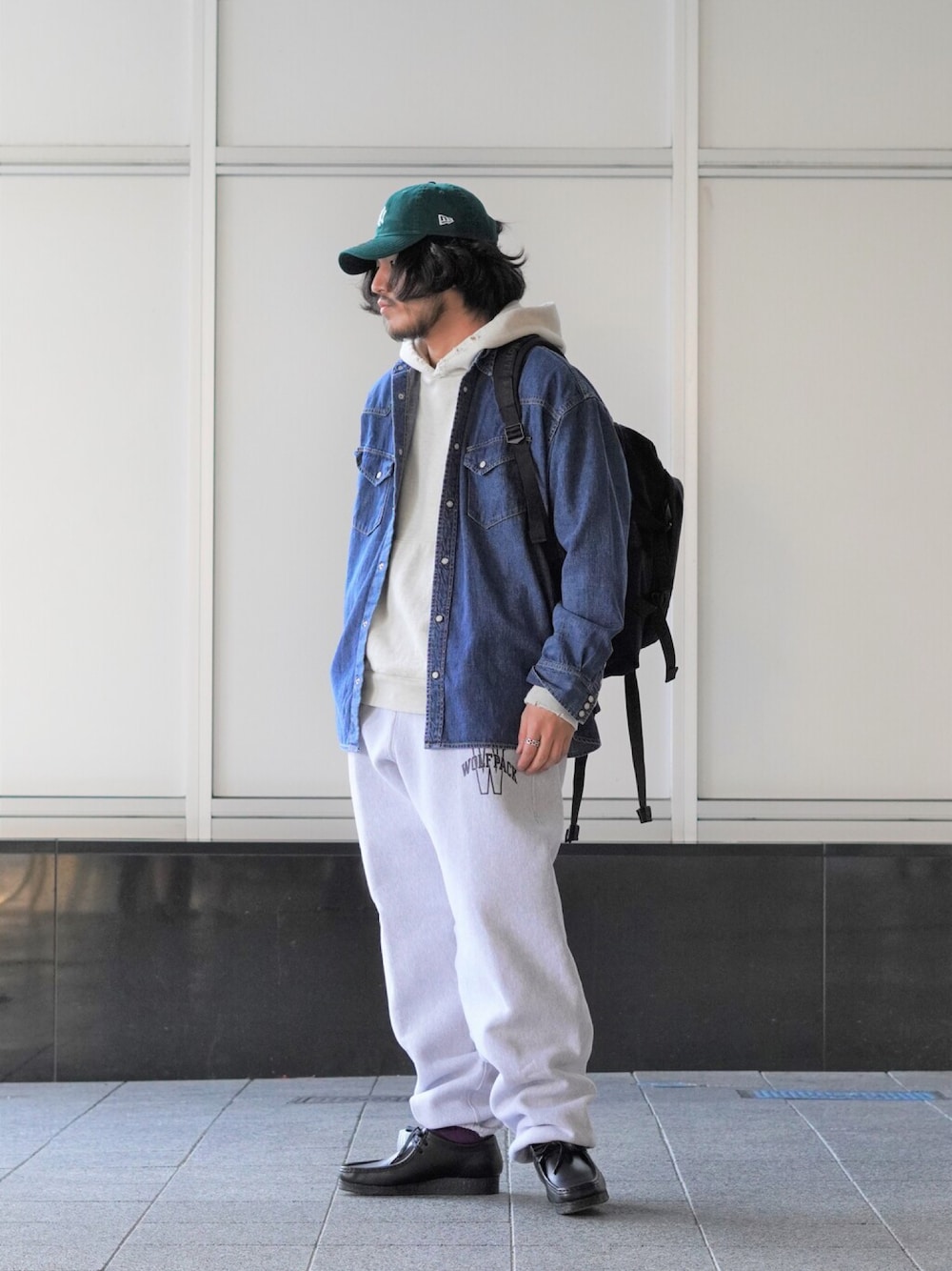 「スウェットパンツ、スウェット、ブーツ、カジュアル、REMI RELIEF、パーカー、ローファー、デニムシャツ、ゆるコーデ、REMI RELIEF NAVY LABEL」｜「PORT BY ARKのアイテム（パーカー、ホワイト系）」を使った、ARKnets STAFFさん（メンズ・174cm）の春コーディネートの1枚目の写真