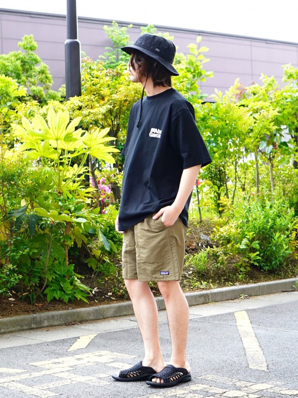 「ロゴT、アウトドアスタイル、ハーフパンツ、patagonia、サンダル、keen、サファリハット、オトナカジュアル、ABU GARCIA」｜「KEENのアイテム（サンダル、ブラック系）」を使った、ARKnets STAFFさん（メンズ・172cm）の春コーディネートの1枚目の写真