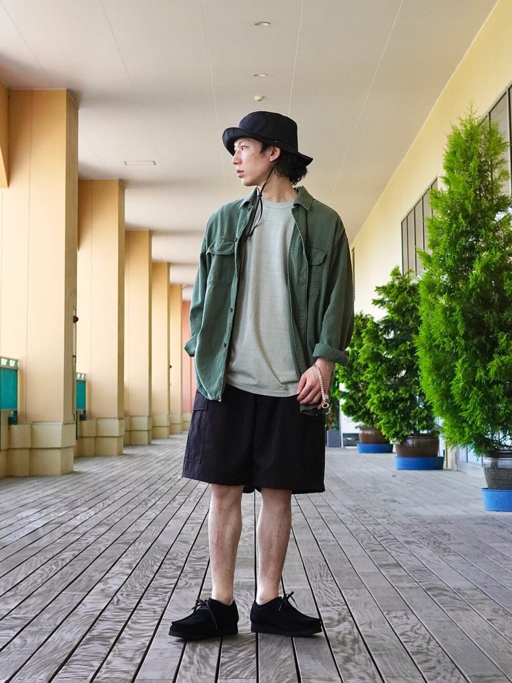 「シャツ、ハーフパンツ、KIJIMA TAKAYUKI、ミリタリーシャツ、clarks、シャツスタイル、シャツコーデ、PORT BY ARK、ABU GARCIA、REMI RELIEF NAVY LABEL」｜「REMI RELIEF NAVY LABELのREMI RELIEF NAVY LAB / レミレリーフ ネイビーレーベル：ミリタリーシャツ：RN22293233AK[STD]（シャツ/ブラウス、グリーン系）」を使った、ARKnets STAFFさん（メンズ・168cm）の夏コーディネートの1枚目の写真