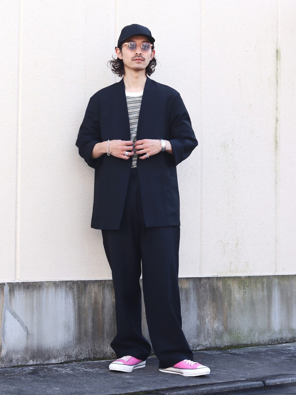 「春服コーデ、休日コーデ、リラックススタイル、デニム、スラックス、テーラードジャケット、ノーカラージャケット、セットアップ、ボーダー、コンバース、converse、marka、キャップ」｜「markaのmarka / マーカ：LAPELLESS SHIRT JACKET - organic wool × mohair tropical -：M23A-09JK01C[COR]（テーラードジャケット、ブラック系）」を使った、ARKnets STAFFさん（メンズ・173cm）の春コーディネートの1枚目の写真
