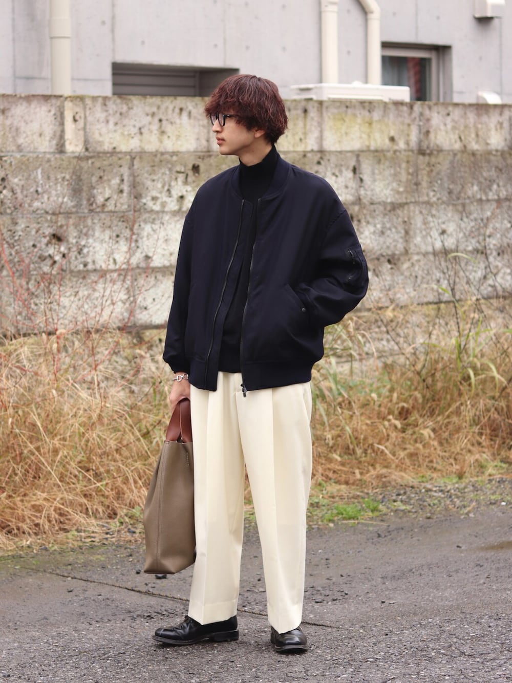 「ゆったりコーデ、春コーデ、モノトーン、オーバーサイズ、ミリタリージャケット、スラックス、ハイネック、ニット、レザーシューズ、トートバッグ、marka」｜「markaのmarka / マーカ：PUFFED BOMBER JACKET - 2/48 wool flannel -：M22C-13BL01C[COR]（ミリタリージャケット、ブルー系）」を使った、ARKnets STAFFさん（メンズ・181cm）の冬コーディネートの1枚目の写真