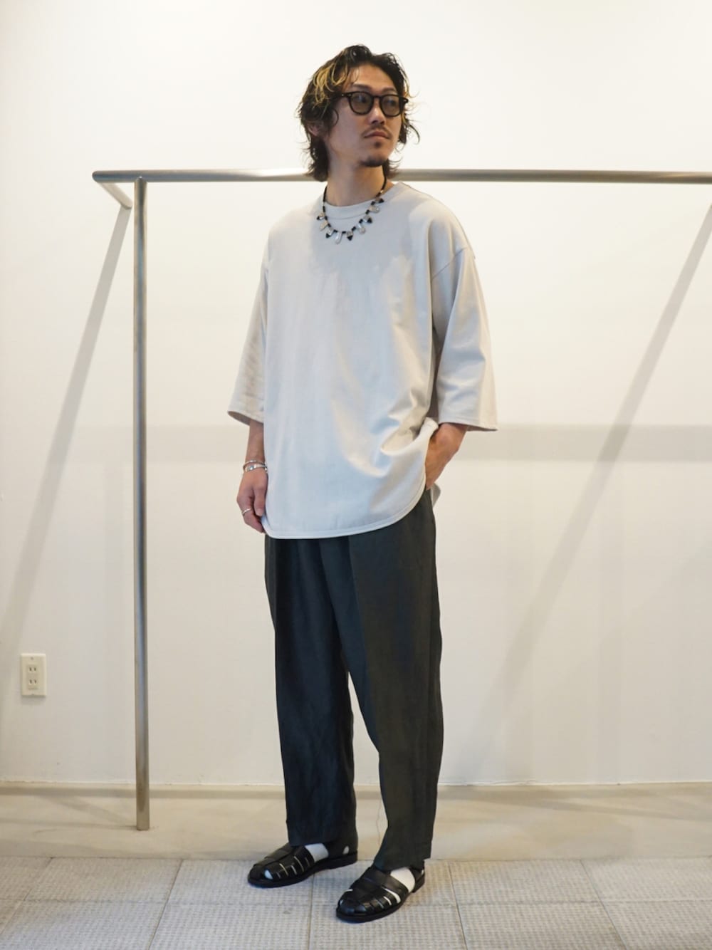 「夏コーデ、休日コーデ、モノトーン、ラクチンコーデ、ボリューム袖、Tシャツ、marka、別注」｜「markaのmarka / マーカ：BASEBALL TEE - RECYCLE SUVIN ORGANIC COTTON KNIT -：M22A-13CS01B[COR]（Tシャツ/カットソー、ホワイト系）」を使った、ARKnets STAFFさん（メンズ・175cm）の夏コーディネートの1枚目の写真