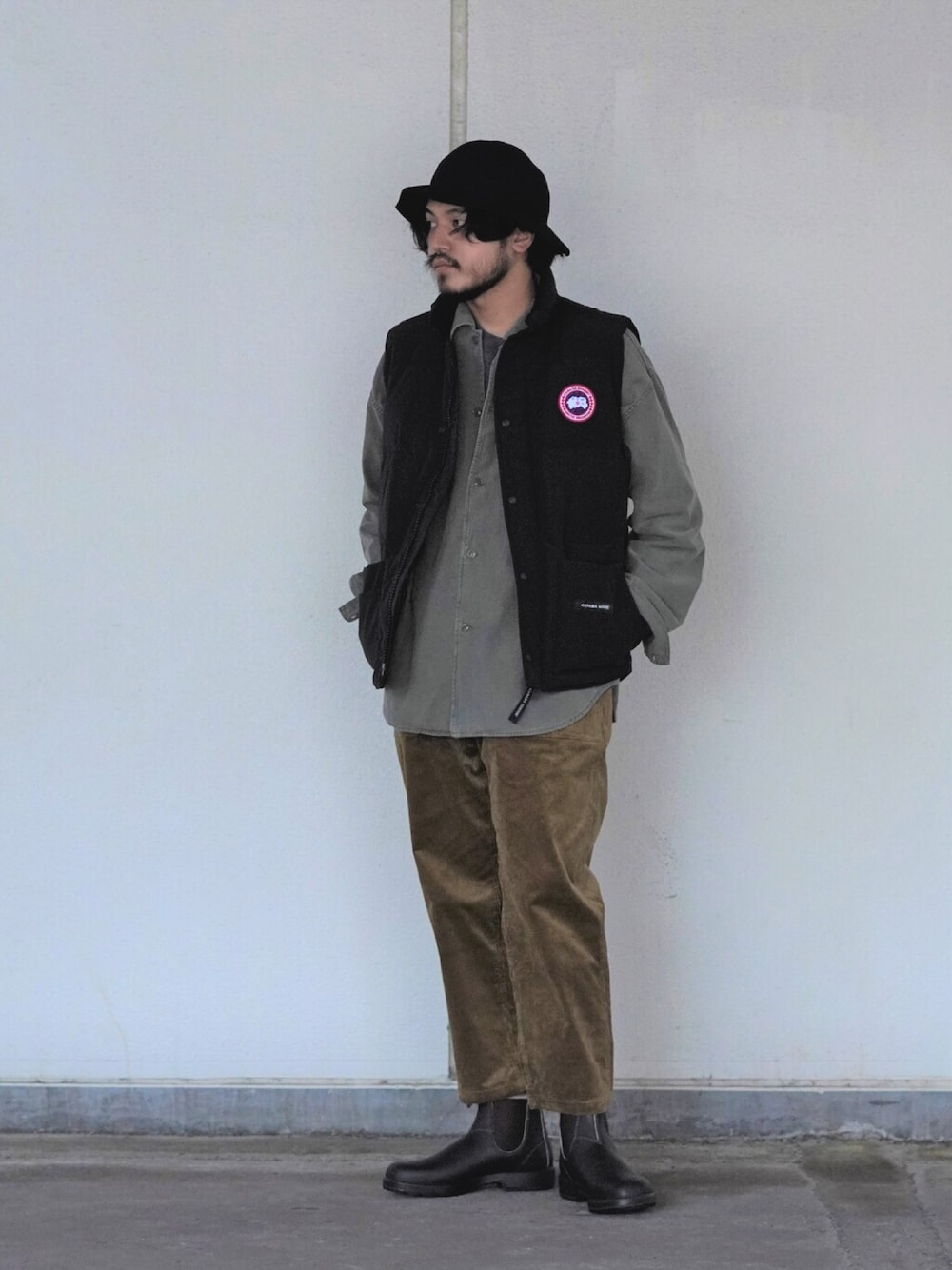 「ミリタリー、ブーツ、REMI RELIEF、gold、hat、ミリタリーシャツ、CANADA GOOSE、オトナカジュアル、ブーツスタイル、REMI RELIEF NAVY LABEL」｜「orSlowのOrslow / オアスロウ：【ONLY ARK】別注 US NAVY HAT：ONLYARK-0-7001[STD]（ハット、ブラック系）」を使った、ARKnets STAFFさん（メンズ・174cm）の冬コーディネートの1枚目の写真