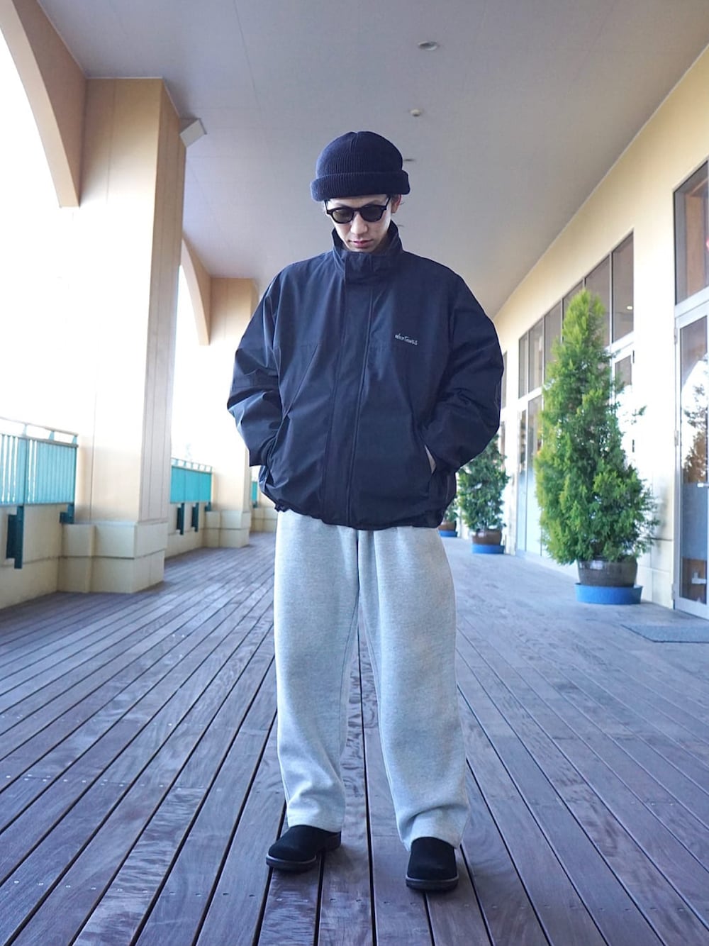 「スウェットパンツ、スウェット、ニット帽、サングラス、ミリタリージャケット、WILDTHINGS、ナイロンジャケット、カラーレンズ、スウェットコーデ、REMI RELIEF NAVY LABEL、REMI RELIEF、ONLY ARK」｜「PORT BY ARKのアイテム（ニットキャップ/ビーニー、ブラック系）」を使った、ARKnets STAFFさん（メンズ・168cm）の冬コーディネートの1枚目の写真