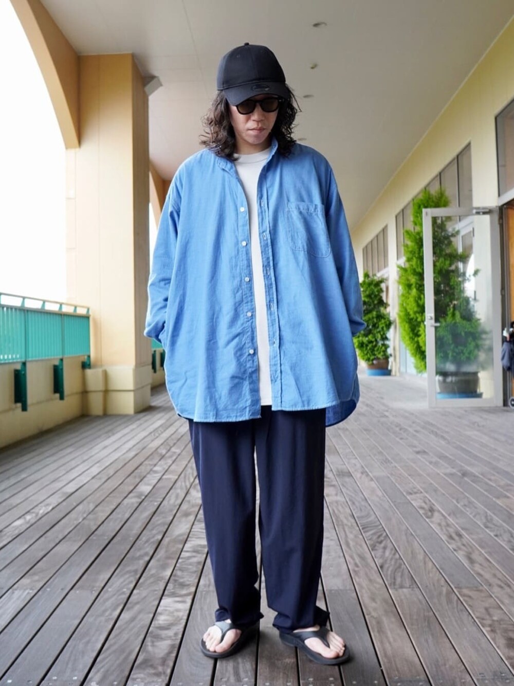 ホワイト系のTシャツ/カットソー、ブルー系のシャツ/ブラウス、グレー系のスラックスを着用したメンズの夏コーディネートの1枚目の写真