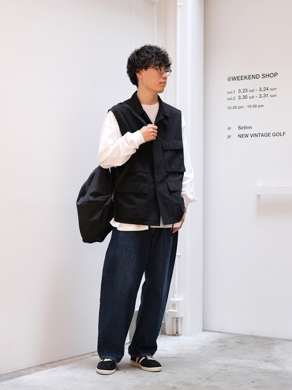 「今日のコーデ、パンツスタイル、春コーデ、シンプル、ベスト、デニム、スニーカー、marka、メガネ男子、ユーティリティ」｜「markaのmarka / マーカ：B.D.U VEST - TUMBLED ORGANIC COTTON POPLIN -：M24A-09BL01A[COR]（ベスト、ブラック系）」を使った、ARKnets STAFFさん（メンズ・176cm）の春コーディネートの1枚目の写真