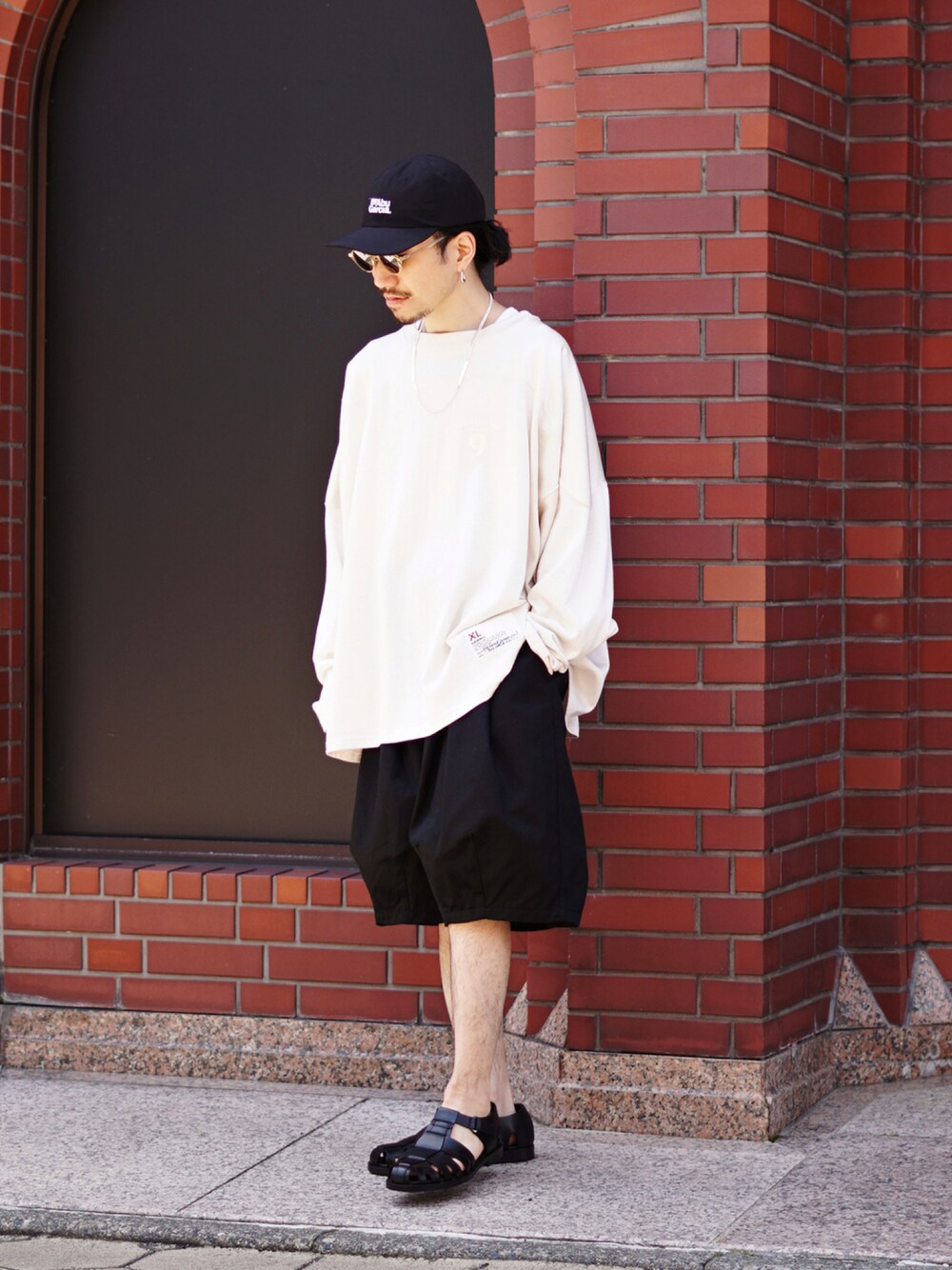 「ネックレス、サングラス、SOPHNET.、レザーシューズ、サンダル、UNUSED、IS-NESS、DAIRIKU、careering、ABU GARCIA」｜「DAIRIKUのアイテム（Tシャツ/カットソー、ホワイト系）」を使った、ARKnets STAFFさん（メンズ・165cm）の夏コーディネートの1枚目の写真