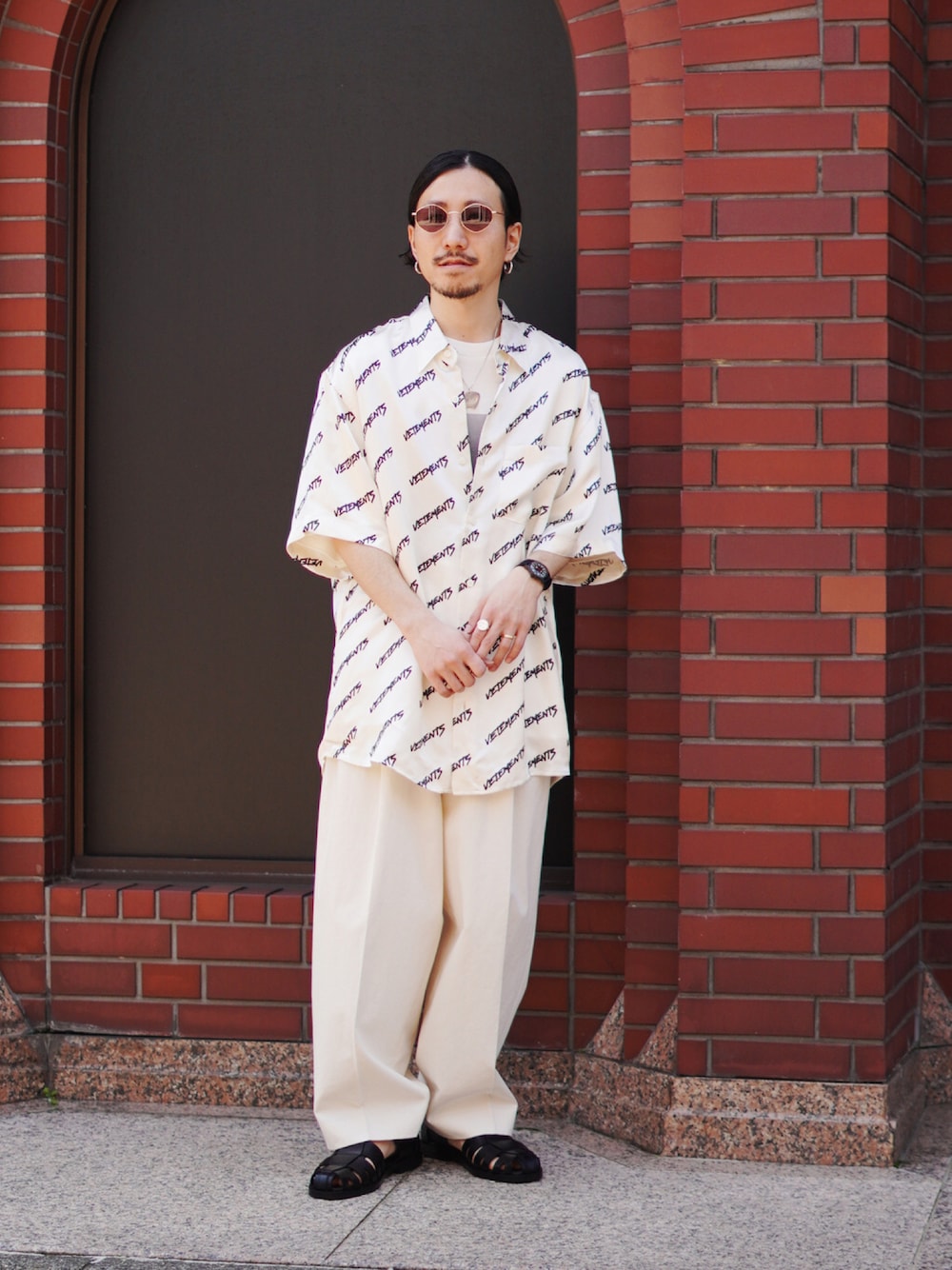 「vetments、ヴェトモン、ARKnets、春夏コーデ」｜「VETEMENTSのVETEMENTS / ヴェトモン：MONOGRAM FLUID SHIRT：UE52SH260[RIP]（シャツ/ブラウス、ホワイト系）」を使った、ARKnets STAFFさん（メンズ・165cm）の春コーディネートの1枚目の写真
