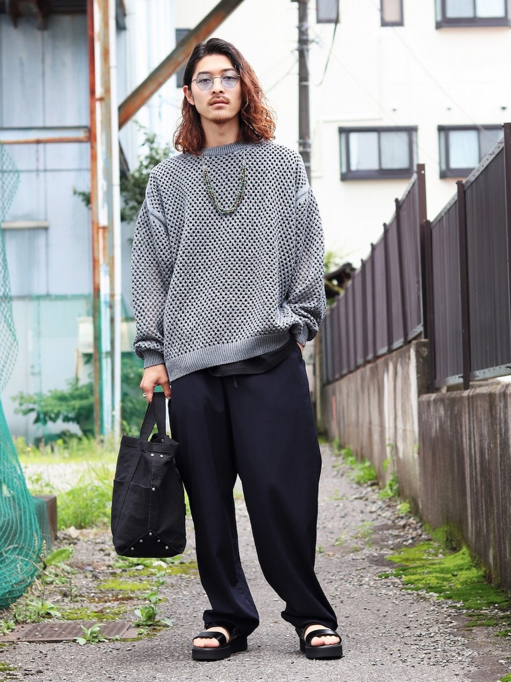 「夏コーデ、シンプルコーデ、リラックススタイル、ボリューム袖、ショルダーバッグ、marka、yoke、YAECA」｜「markaのmarka / マーカ：COCOON FIT EASY PANTS - 2/90 wool tropical -：M22B-04PT01C[COR]（スラックス、グレー系）」を使った、ARKnets STAFFさん（メンズ・173cm）の夏コーディネートの1枚目の写真