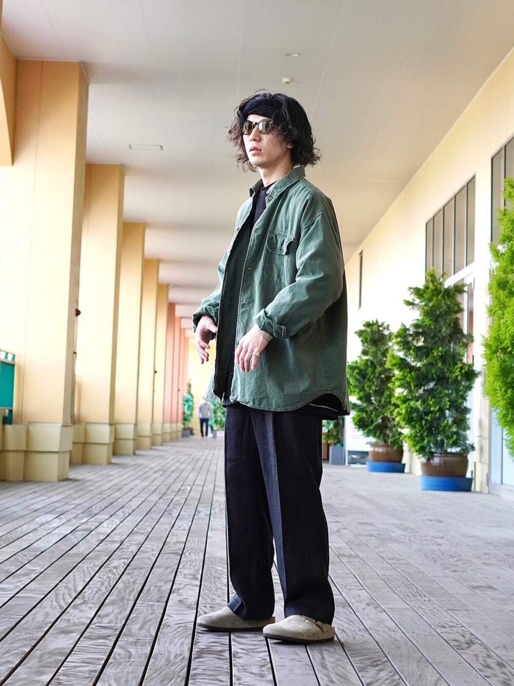 「ヘアバンド、CA4LA、スラックス、サングラス、birkenstock、ミリタリーシャツ、メッシュ、marka、BALLAST ARK、REMI RELIEF NAVY LABEL」｜「REMI RELIEF NAVY LABELのREMI RELIEF NAVY LAB / レミレリーフ ネイビーレーベル：ミリタリーシャツ：RN22293233AK[STD]（シャツ/ブラウス、グリーン系）」を使った、ARKnets STAFFさん（メンズ・168cm）の春コーディネートの1枚目の写真