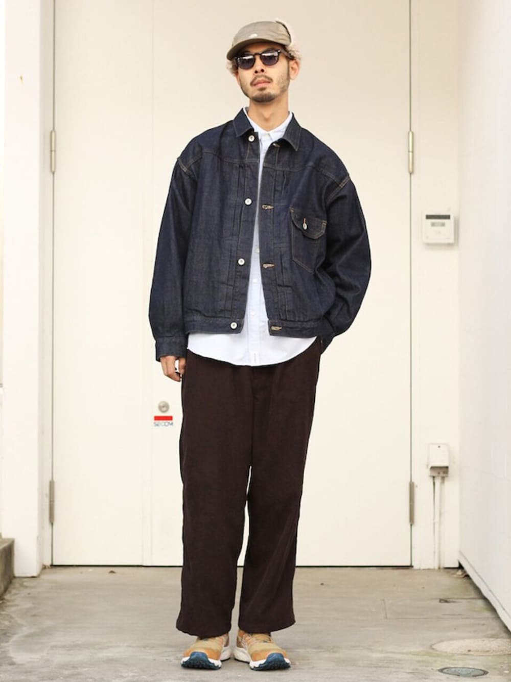 「デニムジャケット、コーデュロイパンツ、シンプルコーデ、キャップ、カジュアル、今日のコーデ、休日スタイル、marka」｜「markaのmarka / マーカ：DENIM JACKET TYPE-1 - 12oz cotton denim -：M21C-01BL02C[COR]（デニムジャケット、ブルー系）」を使った、ARKnets STAFFさん（メンズ・185cm）の冬コーディネートの1枚目の写真