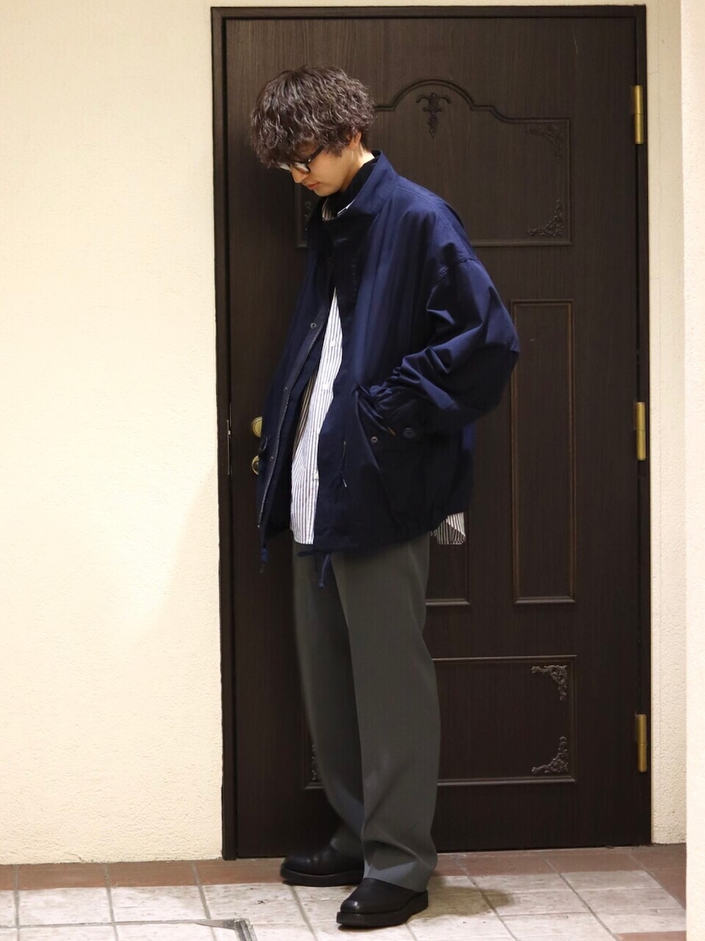 「AURALEE、marka、PORT BY ARK、長袖シャツ、ブルゾン、ミニタリージャケット、私の推しブランド、レザーシューズ」｜「markaのmarka / マーカ：SHORT MODS - ORGANIC COTTON WEATHER CLOTH -：M22A-01BL01C[COR]（ミリタリージャケット、ブルー系）」を使った、ARKnets STAFFさん（メンズ・181cm）の冬コーディネートの1枚目の写真