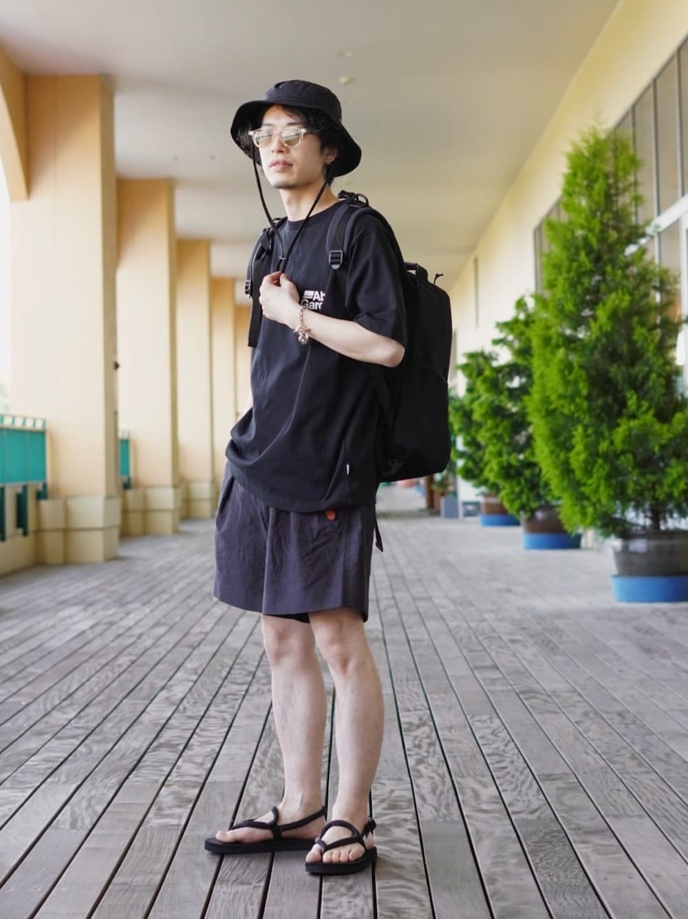 「ロゴT、カジュアル、アウトドアスタイル、サングラス、ハーフパンツ、サンダル、サファリハット、suicoke、PORT BY ARK、ABU GARCIA」｜「suicokeのアイテム（サンダル、ブラック系）」を使った、ARKnets STAFFさん（メンズ・170cm）の春コーディネートの1枚目の写真