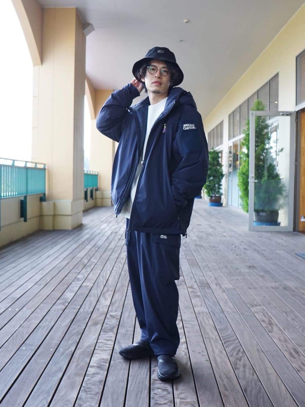 「スウェット、カーゴパンツ、バケットハット、ABU GARCIA、REMI RELIEF NAVY LABEL、ONLY ARK、REMI RELIEF、ネイビー、ナイロンジャケット」｜「THE NORTH FACEのアイテム（ハット、ブラック系）」を使った、ARKnets STAFFさん（メンズ・170cm）の冬コーディネートの1枚目の写真