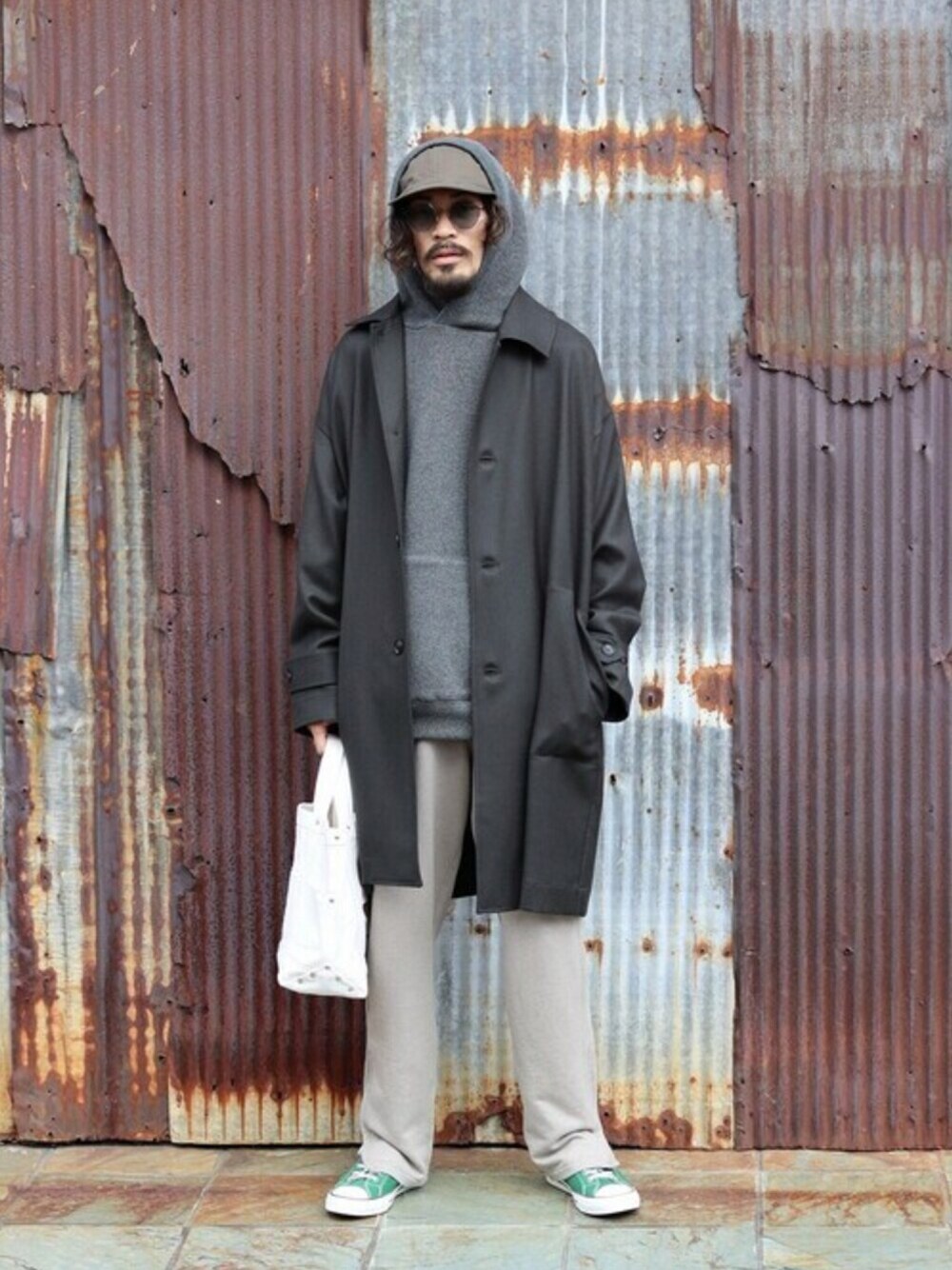 「スニーカー、コンバース、パーカー、converse、サングラス、ロングコート、marka、PORT BY ARK」｜「markaのmarka / マーカ：SHIRT COAT - 2/48 wool soft serge -：M21C-06SH01C[COR]（ステンカラーコート、グリーン系）」を使った、ARKnets STAFFさん（メンズ・175cm）の秋コーディネートの1枚目の写真