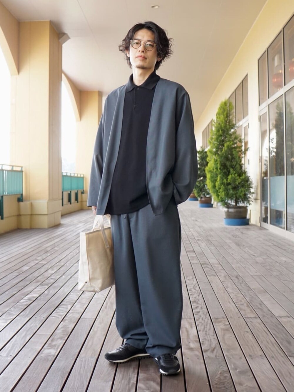 「シンプルコーデ、春カラー、カジュアルコーデ、休日コーデ、レイヤードスタイル、メンズライク、セットアップ、テーラードジャケット、スラックス、Danton、ブレスレット、ポロシャツ、スニーカー、メガネ男子」｜「markaのmarka / マーカ：IB POLO - 30//2 CHAMBRAY PIQUE -：M22A-15CS02B[COR]（ポロシャツ、ブラック系）」を使った、ARKnets STAFFさん（メンズ・170cm）の春コーディネートの1枚目の写真