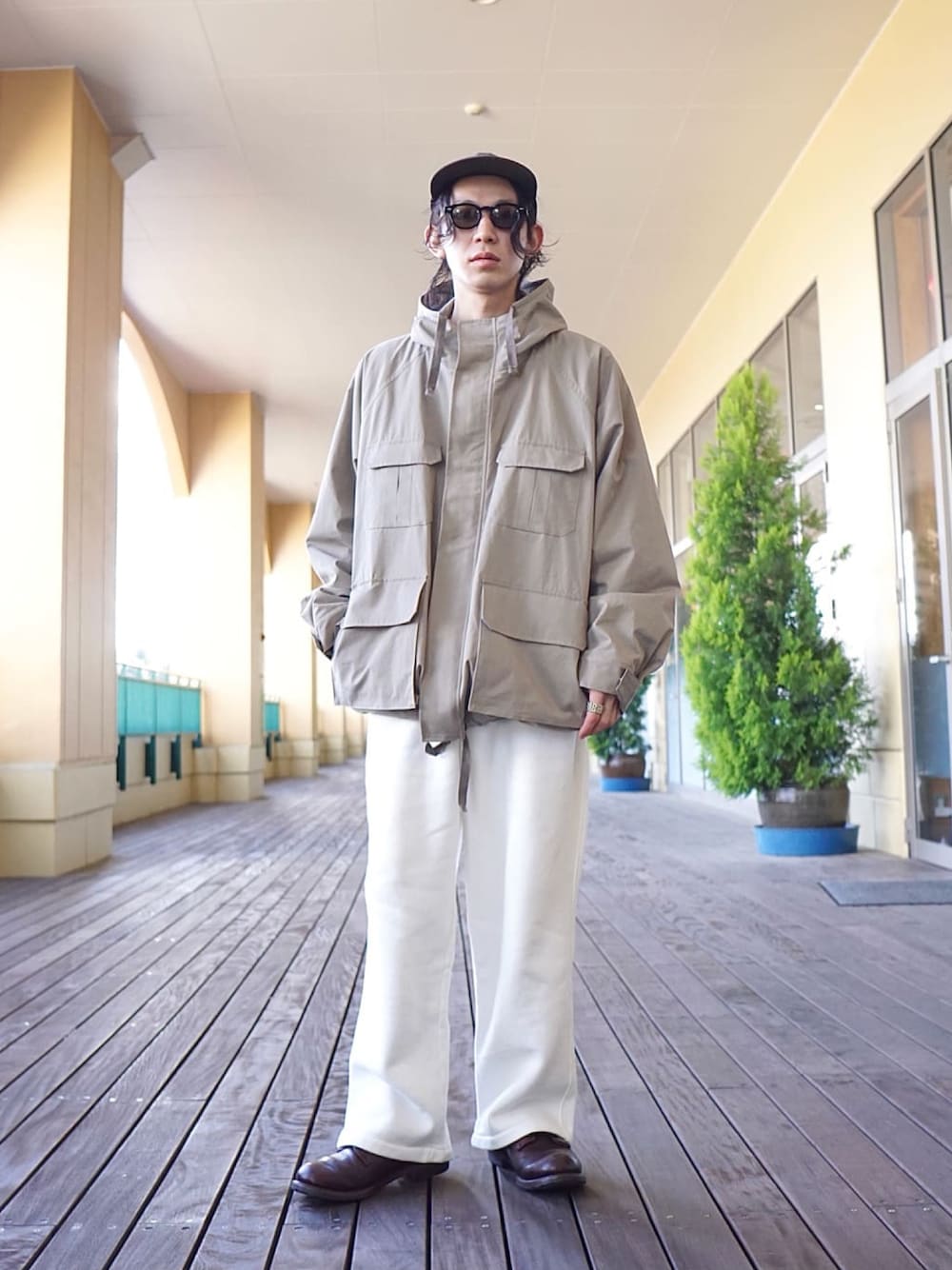 「スウェットパンツ、スウェット、マウンテンパーカー、ブーツ、REMI RELIEF、CAP、KIJIMA TAKAYUKI、スウェットコーデ、PORT BY ARK、REMI RELIEF NAVY LABEL」｜「PORT BY ARKのPORT BY ARK / ポートバイアーク：KIJIMA TAKAYUKI for PORT BY ARK 6 Panel Cap：PO10-C002[COR]（キャップ、グリーン系）」を使った、ARKnets STAFFさん（メンズ・168cm）の冬コーディネートの1枚目の写真