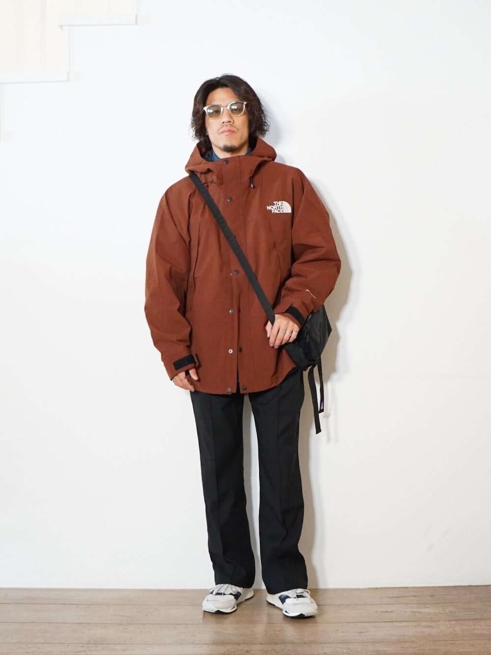 「REMI RELIEF NAVY LABEL、THE NORTH FACE、New Balance、THE NORTH FACE PURPLE LABEL、BALLAST ARK、デニムシャツ、スニーカー、ニューバランス、ノースフェイス、ナイロンジャケット、秋冬コーデ、スニーカーコーデ」｜「THE NORTH FACEのアイテム（ナイロンジャケット、ブラウン系）」を使った、ARKnets STAFFさん（メンズ・170cm）の秋コーディネートの1枚目の写真