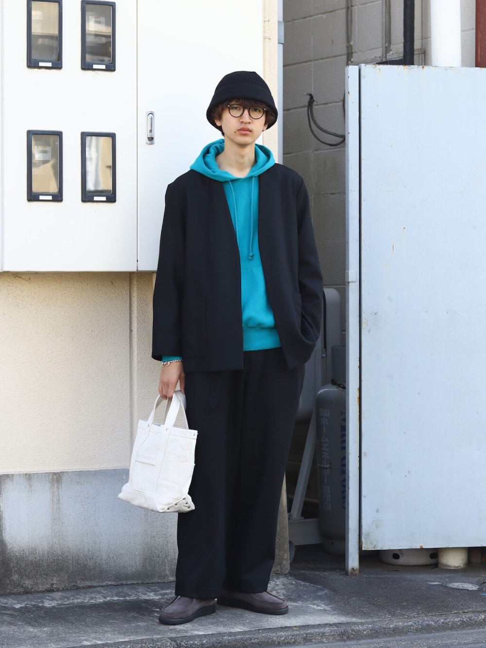 「オトナカジュアル、カジュアルコーデ、シンプルスタイル、あったかコーデ、パーカー、ノーカラージャケット、スラックス、トートバッグ、ニット帽、marka、AURALEE」｜「markaのmarka / マーカ：LAPELLESS SHIRT JACKET - 2/48 wool flannel -：M22D-06JK01C[COR]（ノーカラージャケット、ブラック系）」を使った、ARKnets STAFFさん（メンズ・181cm）の秋コーディネートの1枚目の写真
