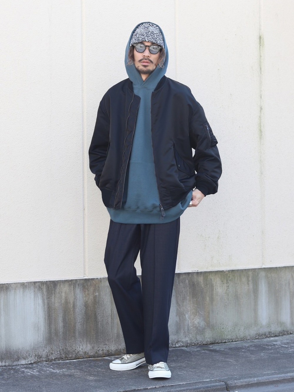 「春服コーデ、休日コーデ、リラックススタイル、リバーシブル、ブルゾン、ミリタリージャケット、パーカー、デニム、スラックス、marka、２ＷＡＹ」｜「markaのmarka / マーカ：L-2B - recycle nylon twill -：M23A-05BL01C[COR]（ミリタリージャケット、ブラック系）」を使った、ARKnets STAFFさん（メンズ・175cm）の春コーディネートの1枚目の写真