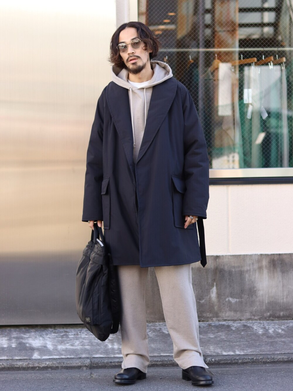 「秋冬コーデ、カジュアル、オーバーサイズ、コート、パーカー、スウェットパンツ、marka」｜「markaのmarka / マーカ：STUFFED SHAWL COLLAR COAT - ORGANIC COTTON/ POLYESTER WEATHER -：M21D-01CO01C[COR]（その他アウター、ブラック系）」を使った、ARKnets STAFFさん（メンズ・175cm）の冬コーディネートの1枚目の写真