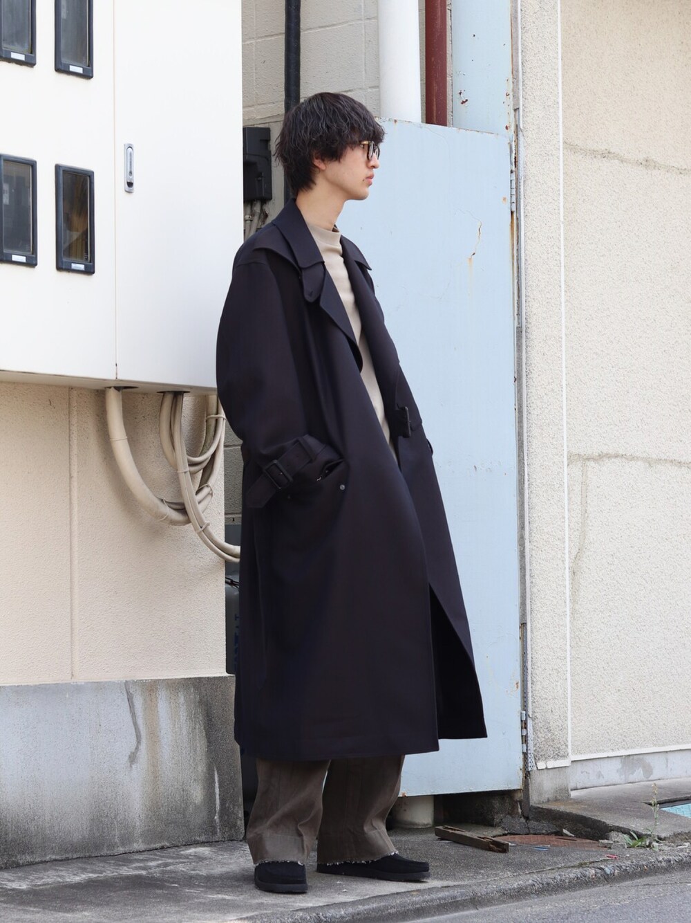 「秋のコーデ、休日スタイル、秋服コーデ、オトナカジュアル、カジュアルコーデ、秋色、秋冬コーデ、marka、yoke、ロングコート、ロンT」｜「markaのmarka / マーカ：RAGLAN CREW NECK L/S - 60//2 organic cotton compact knit -：M22C-03CS03C[COR]（Tシャツ/カットソー、ベージュ系）」を使った、ARKnets STAFFさん（メンズ・181cm）の秋コーディネートの1枚目の写真