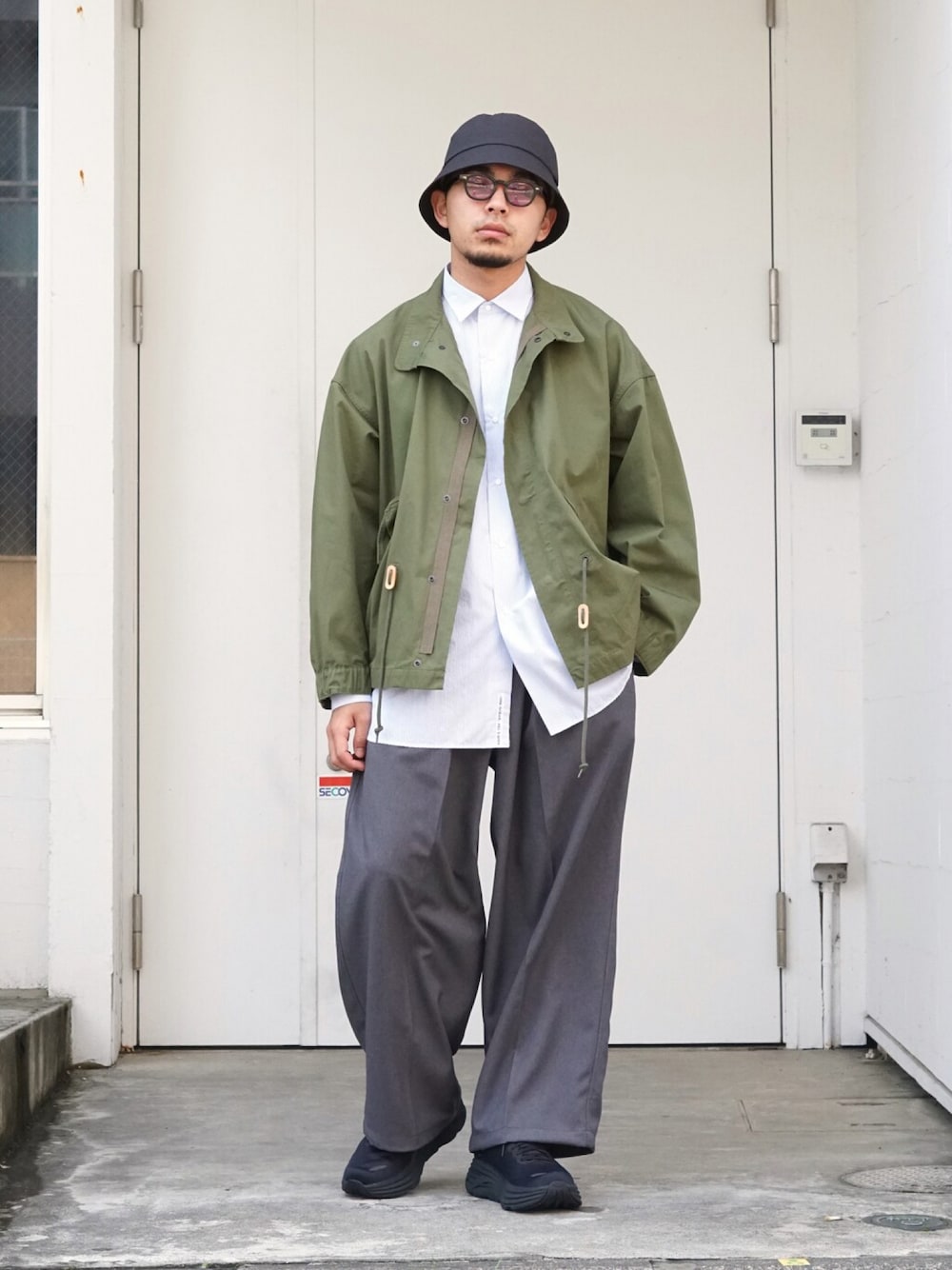 「いまどきジャケット写真、休日スタイル、シャツスタイル、春夏コーデ、ショートモッズ、ブルゾン、バケットハット、marka」｜「markaのmarka / マーカ：SHORT MODS - organic cotton weather cloth -：M23A-01BL01C[COR]（ミリタリージャケット、グリーン系）」を使った、ARKnets STAFFさん（メンズ・173cm）の春コーディネートの1枚目の写真